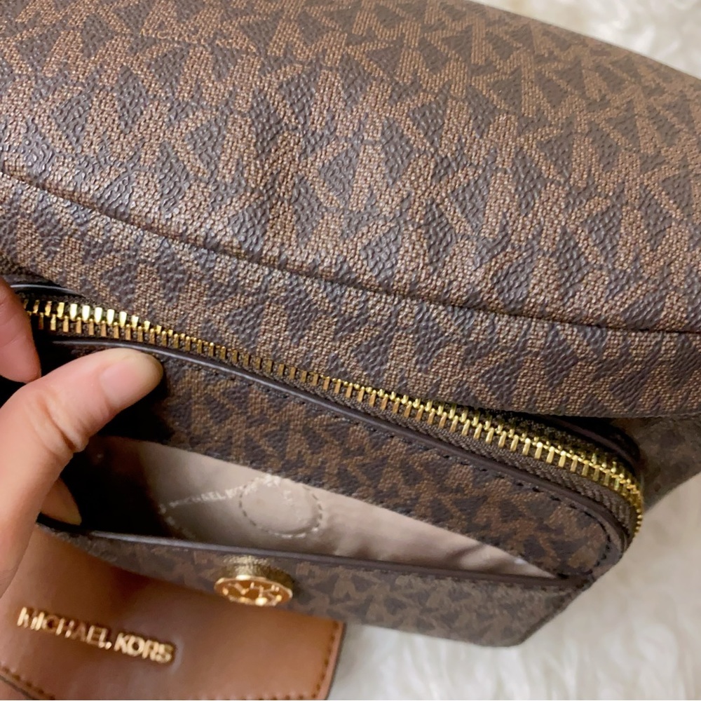 Michael Kors Maisie Large Logo 2-in-1 Sling Pack - Picture 4 of 14